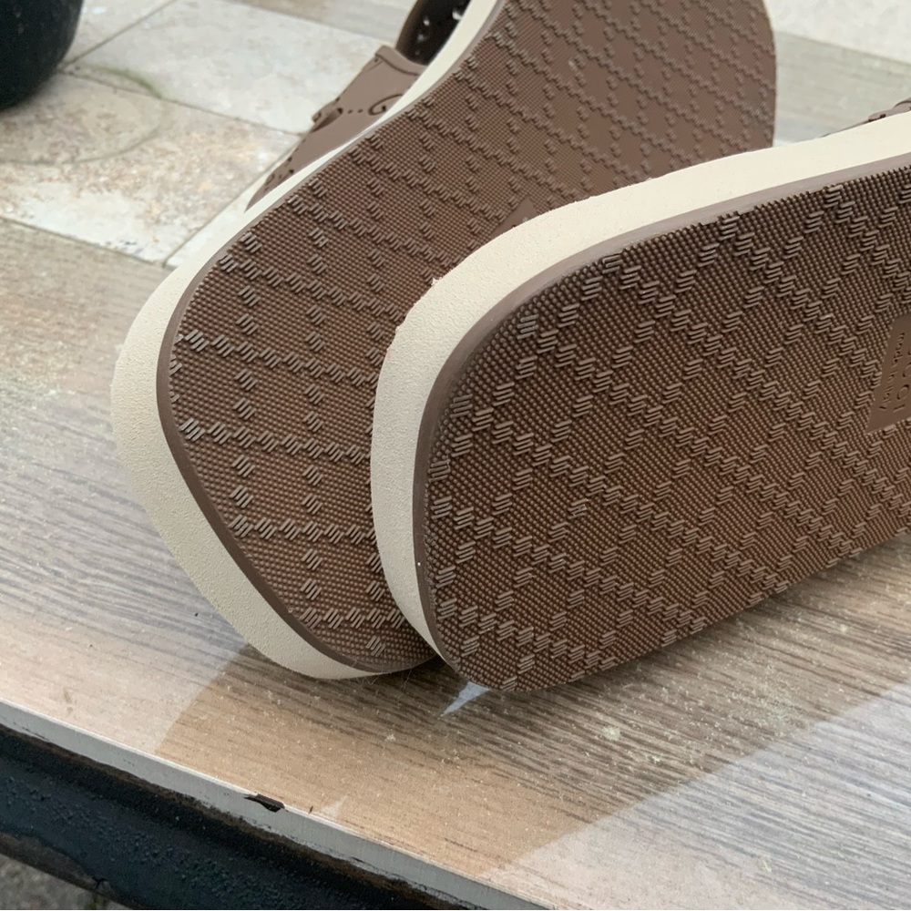 Unisex Beige Gucci Sandals - Picture 13 of 16